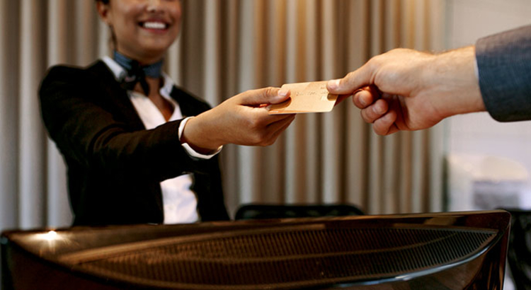 kreditkarten hotel rezeption iStock jaco blund